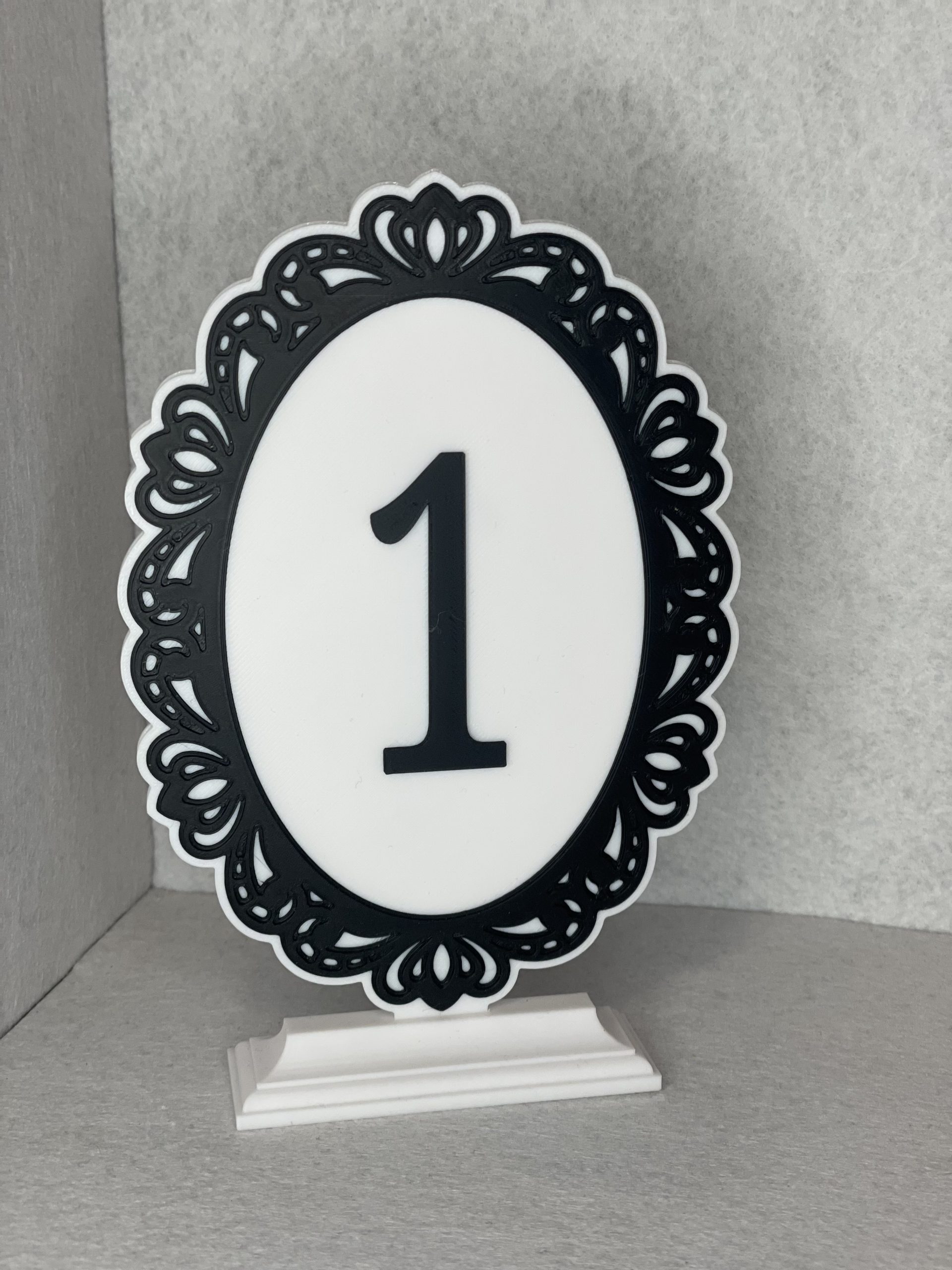 Números de mesa en blanco y negro